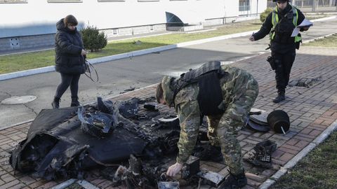Expertos ucranianos analizan un dron derribado cerca de una escuela de Kiev