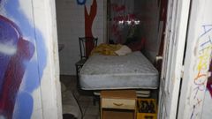 Imagen de la habitaci�n montada por los okupas en los ba�os p�blicos de las galerias comerciales del Ventorrillo, en A Coru�a.