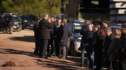Los reyes saludan a las autoridades a su llegada a Adamuz 