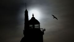 Imagen de la torre de H�rcules, con el sol de fondo, en abril