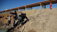 Una familia de inmigrantes cruza el r�o Bravo hacia estados Unidos