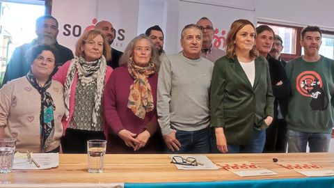 La diputada Covadonga Tom� con miembros de Somos Asturies.