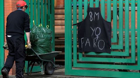 Un mandil colgado en una casa de La Fresneda, secundando la huelga del 8M