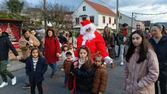 Vecinos de Vilaboa junto con Papa Noel