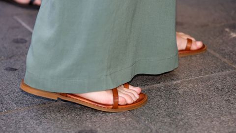 Detalle de las sandalias de la princesa Leonor