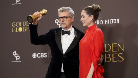 Kleber Mendonca Filho y Emilie Lesclaux posan con el premio a Mejor Pel�cula de Habla no Inglesa por �El Agente Secreto�