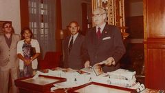 El recordado poeta y profesor Manuel P�rez de Ar�valo, en el centro de la imagen, durante un acto celebrado en el Parador de Turismo de Ferrol.
