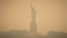 Imagen de la estatua de la Libertad en Nueva York cubierta por el humo procedente de los incendios en Canad�