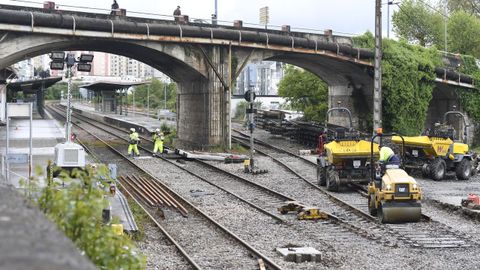 Las obras de renovacin de la va en Lugo est afectando a la circulacin de los trenes que salen y llegan, por lo que es necesario utilizar autocares