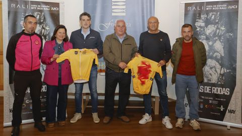 De izquierda a derecha, Alberto Villar, Pilar M�ndez Arias, Javier Arias Fouz, Jos� Pardo Lombao, Manolo Cadram�n y Marcos Gasc�n en la presentaci�n de la competici�n de bicis en Outeiro de Rei