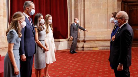 Los reyes, Leonor y Sofa saludan al patrono de la Fundacin Princesa lvaro Fernndez-Vega