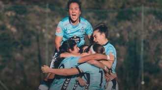 Las jugadoras de As Celtas, celebrando uno de los goles ante el Madrid CFF B en A Madroa.