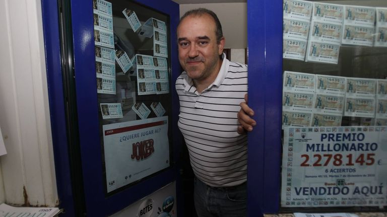 Manuel Reija, en su despacho de loter&iacute;a en el 2013.