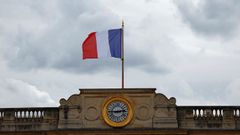 La bandera francesa ondea en la Asamblea Nacional.