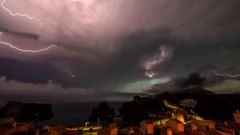  Vista de la tormenta el�ctrica que cubr�a los cielos de la isla balear de Mallorca, donde los numerosos rayos que han ca�do esta madrugada han dejado im�genes espectaculares. 