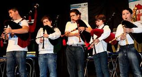 Los j�venes gaiteiros de la asociaci�n Adro actuaron el domingo en el auditorio de Baio.