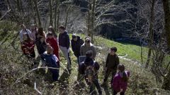 Alumnos de Cervantes y Pedrafita do Cebreiro revisando cmaras de fototrampeo en la localidad de Zanfoga, en una actividad de la edicin anterior del programa Voz Natura