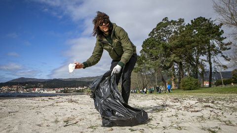 Los boirenses responden a la convocatoria del artista Tucho Abalo para recoger basura en la playa de Barra&ntilde;a para hacer una escultura