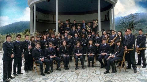 Imagen de archivo de la Banda de Gul�ns, con la secci�n de viento a la derecha. 