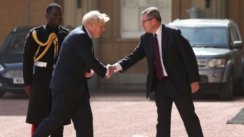 Boris Johnson a su llegada a Buckingham a punto de reuinrse con la reina y convertirse en primer ministro de Reino Unido 