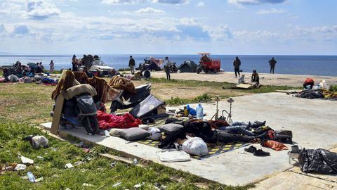 Residentes desplazados se sientan en el suelo en Beirut, L�bano, este mi�rcoles, tras huir de sus hogares en el sur del L�bano y los suburbios del sur de Beirut tras los ataques israel�es.