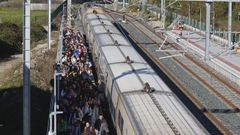Un Alvia procedente de Madrid en la estaci�n de Sarria lleno de peregrinos que se bajaron para hacer el Camino en Semana Santa