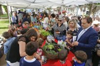 Los escolares vendieron la mayor parte de lo que hab�an cultivado. 