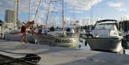 Suso Leiro, junto a su embarcaci�n el �Finesse Uno�, en el puerto caribe�o de Bas du Fort, tras su arribada a la isla de Guadalupe. 