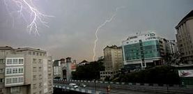 En Galicia (en la imagen, una escena de una tormenta en A Coru�a) se han llegado a registrar m�s de tres mil rayos en un solo d�a.