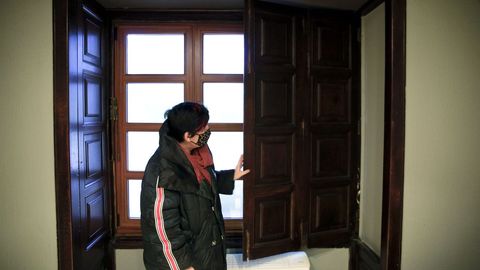 Las contras, paneladas, se disimulan en el lateral de la pared, de manera que parecen un revestimiento