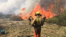 Personal de la BRIF de Tineo lucha contra las llamas en el incendio de Degaa y hace un cortafuegos