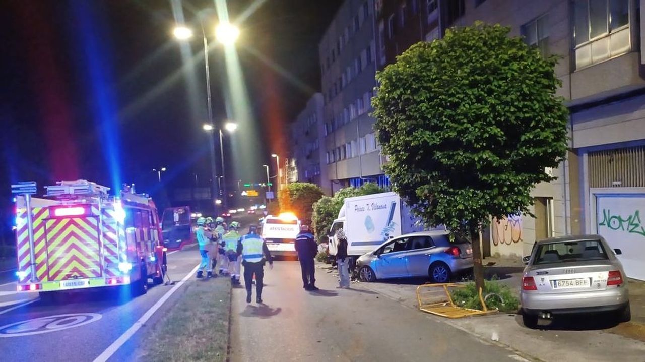 Se sale en la avenida de Lugo, impacta contra un coche y un camión estacionados y tira un árbol que cae sobre otro vehículo