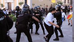 Miembros de la Polic�a Nacional cargan para contener los manifestantes tras la suspensi�n del mitin de Vox en Ceuta