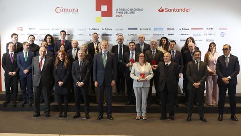 Foto de familia con los premiados de la �ltima edici�n, presidida por el rey Felipe VI