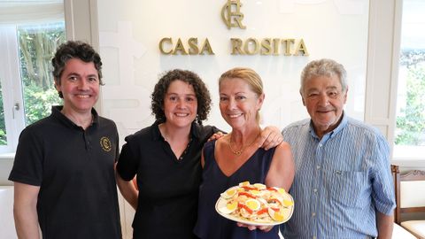 De izquierda a derecha, José Ramón y Rosita Montero, Mercedes Pérez y Javier Montero, con su famoso salpicón de marisco