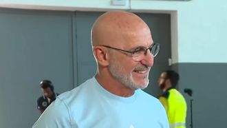 Luis de la Fuente arropa a los desplazados por el fuego en Las Rozas, en Madrid