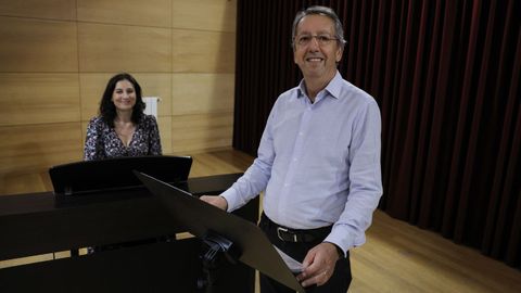 Ramn Casas junto a su profesora Mnica Prez, en el auditorio de la Escuela de Msica de Oleiros.