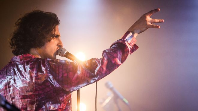 El cantante de Arde Bogot�, Antonio Garc�a, durante una actuaci�n de Vibra Mahou en la sala Estilo de Oviedo.