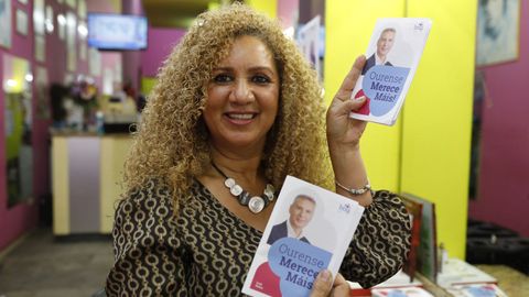 Venecia Guzmán, en su peluquería de la avenida de Zamora, con folletos del BNG.