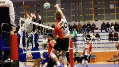 Ataque del dumbri�s Germ�n en el duelo frente al Rotogal Boiro en O Conco.