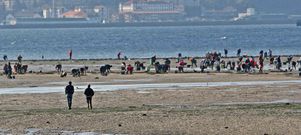 Las mariscadoras del fondo de la r�a no han podido regresar al trabajo habitual en las playas desde hace varias semanas. 