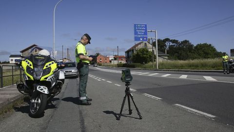 La de la foto es una patrulla integral que lleva entre su dotacin un radar porttil para controlar la velocidad y los equipos para comprobar el consumo de alcohol y drogas