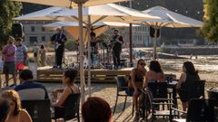 Chiringuito de la playa de la ETEA durante una actuaci�n en julio