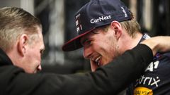 Max Verstappen llora junto a su padre, Jos, tras proclamarse campe�n