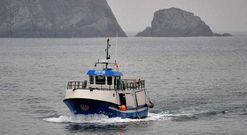 El pesquero �Lucero Uno�, donde trabajaba el marinero, vuelve a puerto tras la b�squeda.