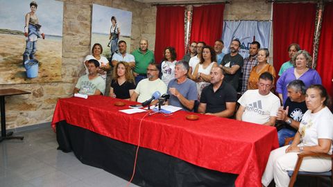 Miembros de la Plataforma en Defensa da R�a da Arousa y de Mulleres Salgadas presentaron este viernes en Carril la iniciativa legislativa popular que impulsan