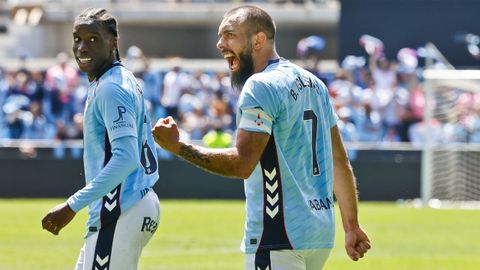 Borja Iglesias, celebrando su gol en el Celta-Elche en presencia de Ilaix Moriba.