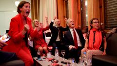 El l�der laborista de Noruega, Jonas Gahr Store (segundo por la derecha), y su equipo, euf�ricos al ver las encuestas a pie de urna.