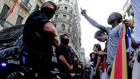 Mossos d'Esquadra protegiendo la Jegatura Superior de la Polic�a Nacional en Barcelona el 2 de octubre con motivo de la concentraci�n de protesta de unos 15.000 estudiantes. 
