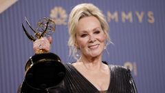 La actriz Jean Smart con el premio Emmy a mejor actriz de comedia por su papel como Deborah Vance en �Hacks�.